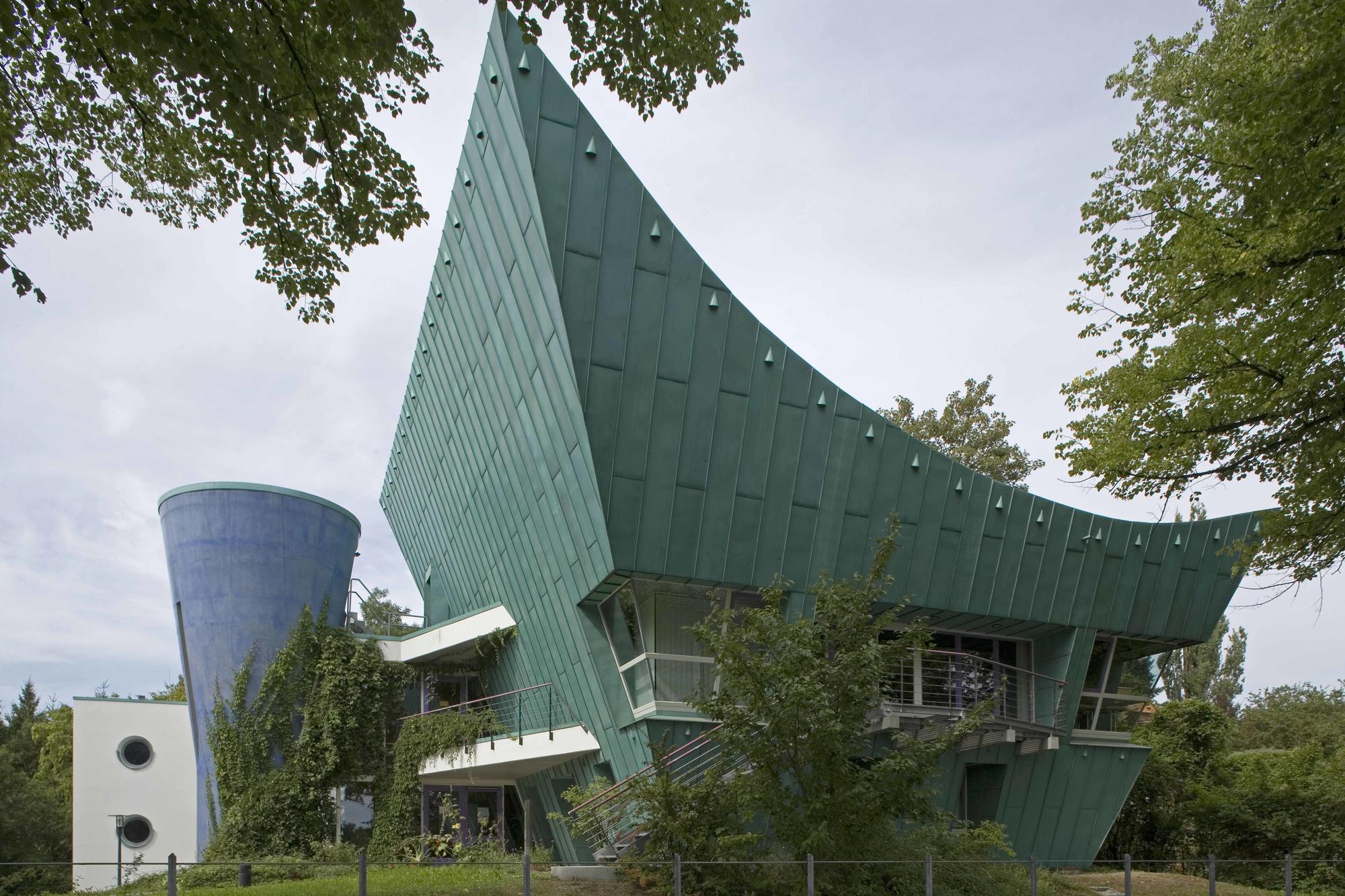 Seit Juli 2000 befindet sich das Weiterbildungszentrum in der Otto-von-Simson-Straße.