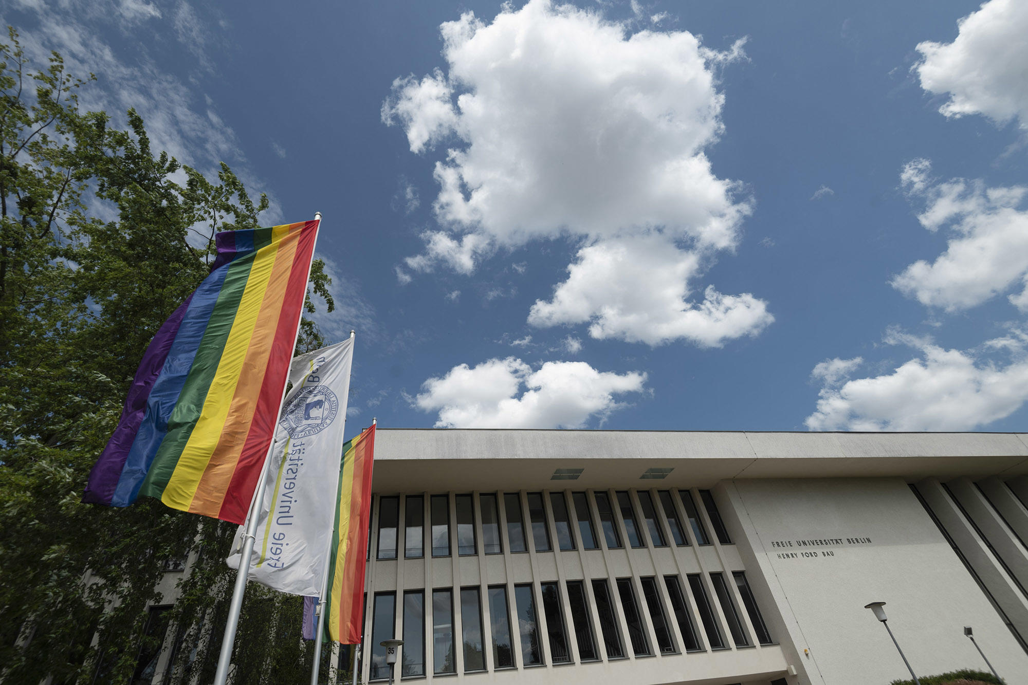 Am Mittwoch, 21. September 2022, 17 Uhr, lädt das Netzwerk Queer@FU zu einem Kick-off-Empfang ein. Der Erfahrungsaustausch wird künftig in Form eines monatlichen Stammtischs fortgesetzt.