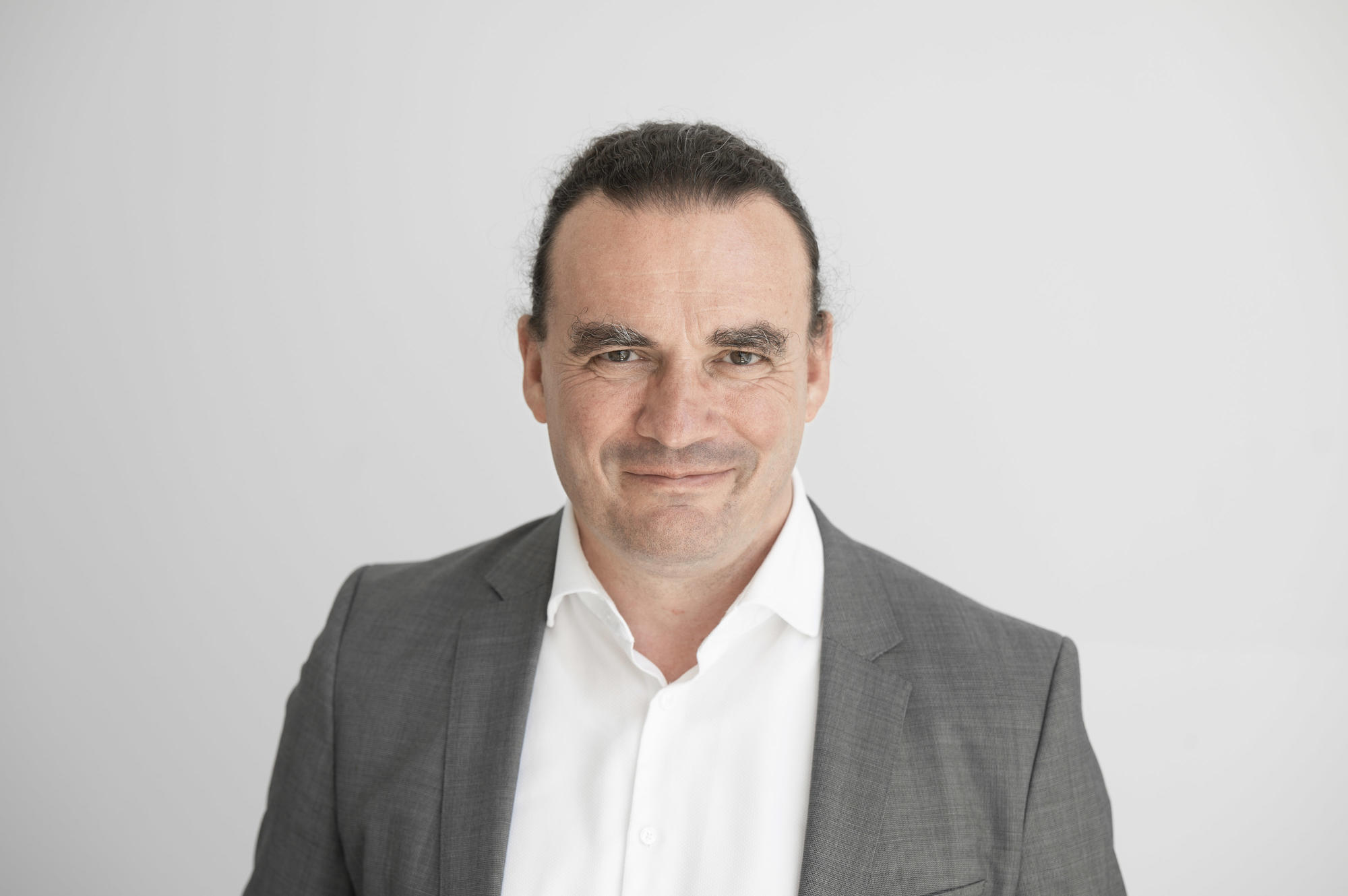 Philosophie-Professor Georg Bertram ist Vizepräsident und seit 2022 Teilprojektleiter in dem von ihm mitbegründeten Sonderforschungsbereich „Intervenierende Künste“.