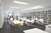 Der Lernort Atrium Ost bietet 82 Gruppenarbeitsplätze und einen ausleihbaren Buchbestand.
