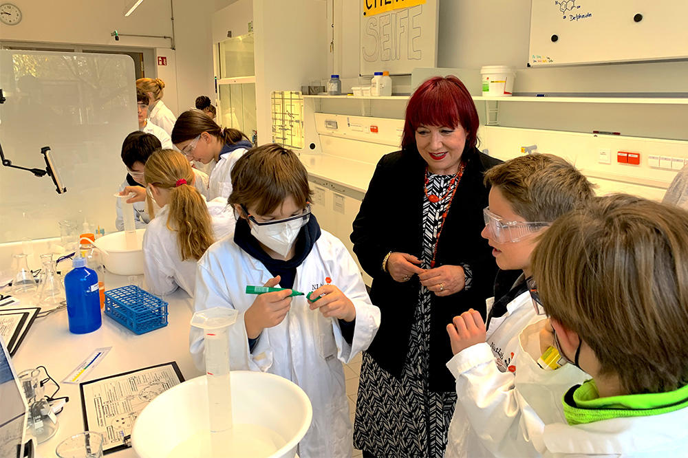 Vor ihrer politischen Laufbahn war Bildungssenatorin Astrid-Sabine Busse selbst Lehrerin an mehreren Berliner Schulen. Sie weiß, wie wichtig es ist, jungen Menschen Wissenschaft auf anschauliche und spielerische Weise näherzubringen.