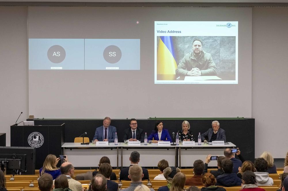 Andrii Yermak, Leiter des Büros des ukrainischen Präsidenten Wolodymyr Selenskyj, sandte eine Videobotschaft für die Veranstaltung an der Freien Universität Berlin.