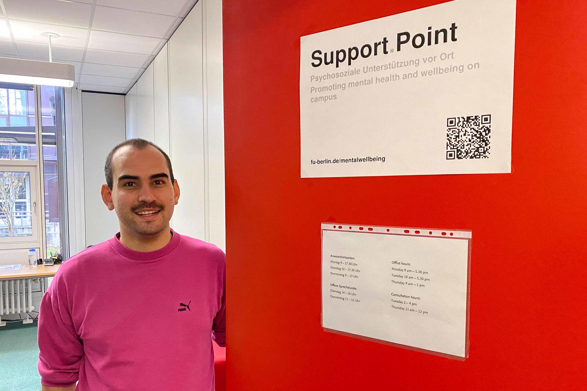 Jonathan Bär betreut den support.point am Fachbereich Philosophie und Geisteswissenschaften. An jeder Anlaufstelle sind Studierende und Promovierende aller Fachbereiche willkommen.