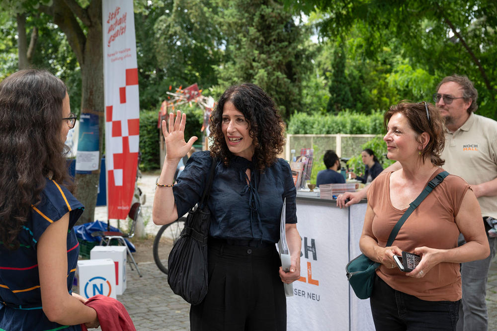 Beim Rundgang während der Sustainability Days informierte sich Umweltsenatorin Bettina Jarasch (Mitte) über Nachhaltigkeitsprojekte der Freien Universität und ihrer Partner.