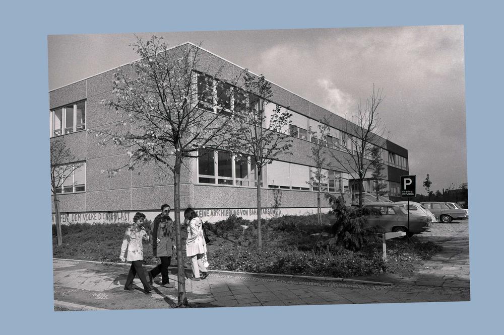 Vom Laborgebäude zum IT-Zentrum: Der neue Sitz der ZEDAT wurde unter anderem mit einem Vortrag über die „Technische Entwicklung bei Datenverarbeitungsmaschinen“ und einem festlichen Dinner eingeweiht.