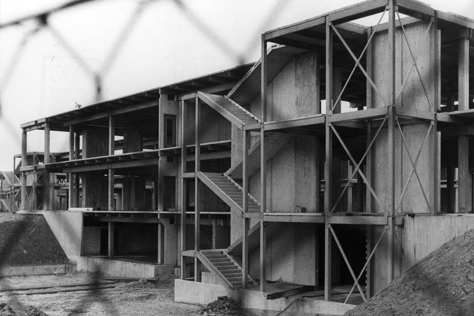 Der Rohbau der "Rostlaube" vor über 40 Jahren