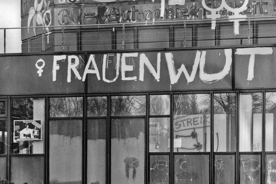 Politische Graffiti an der Außenfassade der Rostlaube.