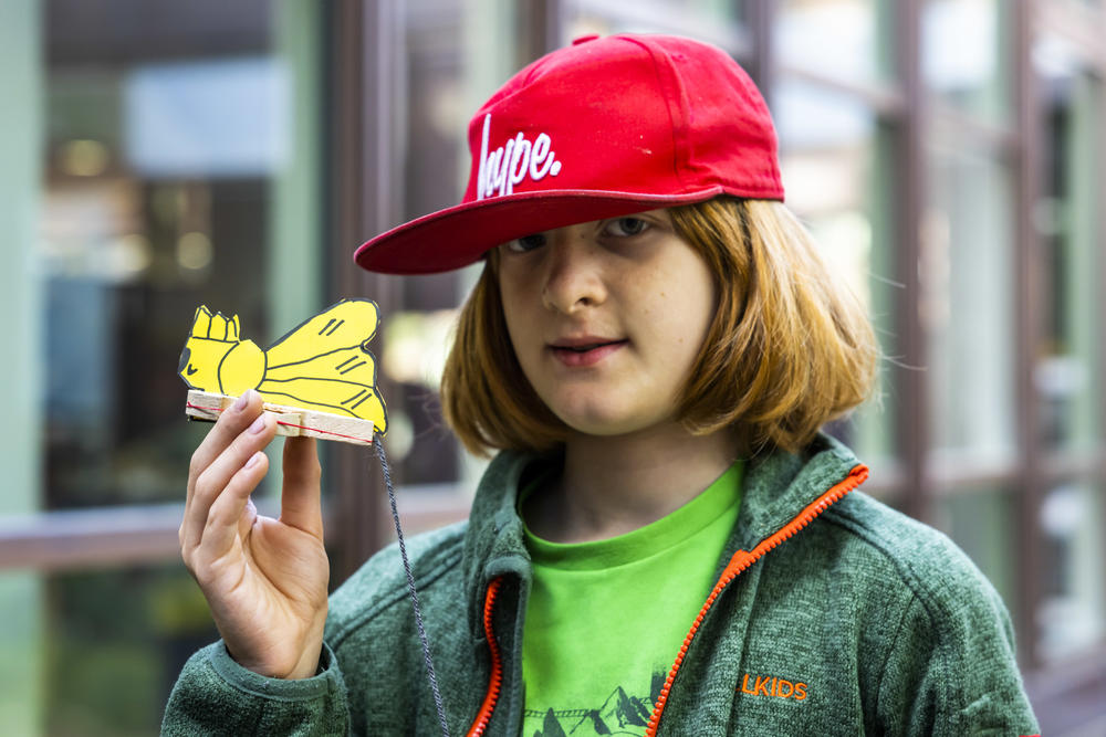 Summt sie, oder summt sie nicht? Der zehnjährige Bjarne mit seiner selbstgebastelten Biene.