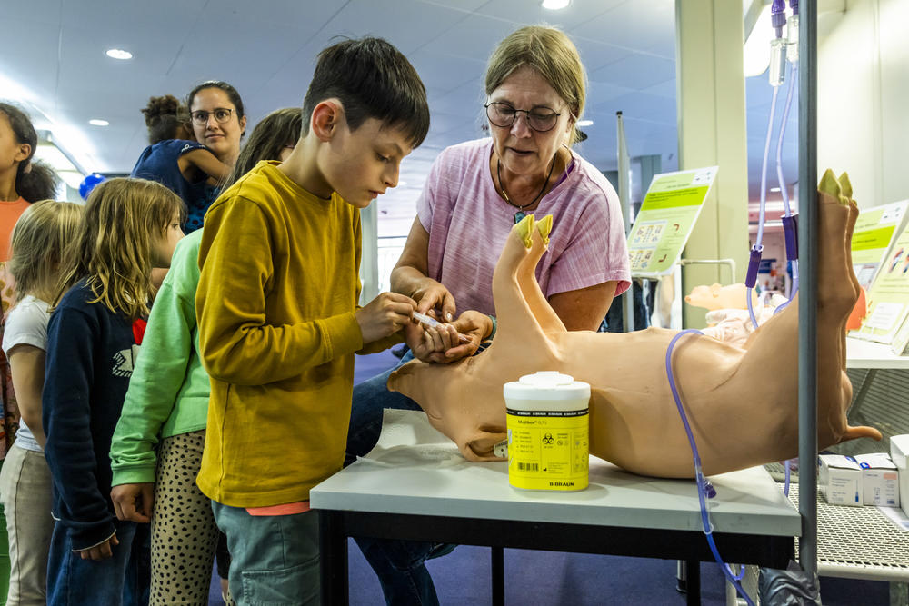 Wie im Tiermedizin-Studium: Am Modell lernen konnten auch Besucher*innen der Langen Nacht.
