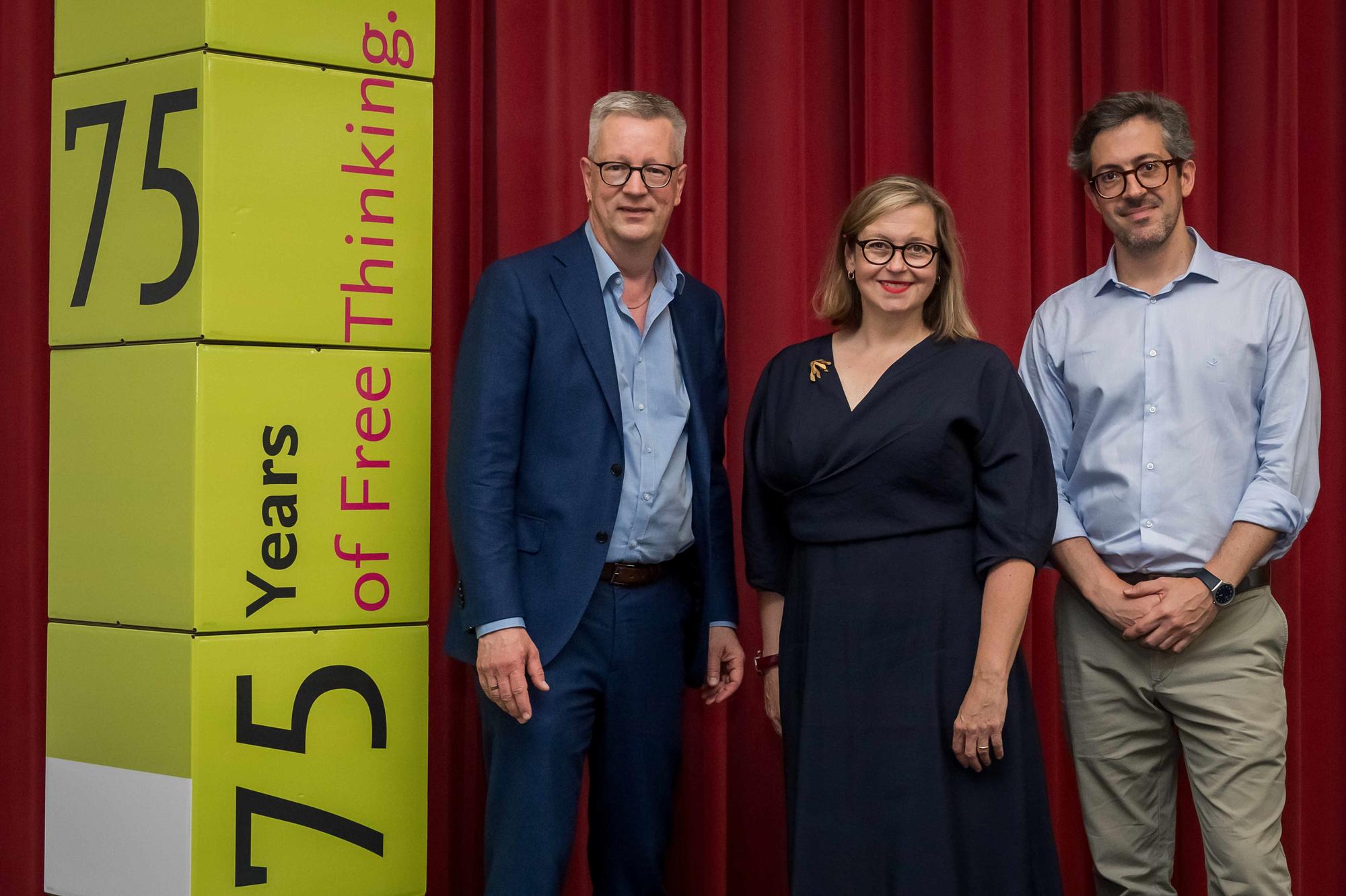 Prof. Dr. Anita Traninger, Prof. Dr. Conrado Hübner Mendes (r.) und Universitätspräsident Prof. Dr. Günter M. Ziegler.