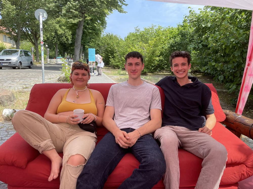 Marshall, Laurenz und Maxi (v. l.) begegnen Sorgen um den Klimakollaps mit Kaffee und Gesprächen in der „Gemütlichen Zukunft/Vulva“.