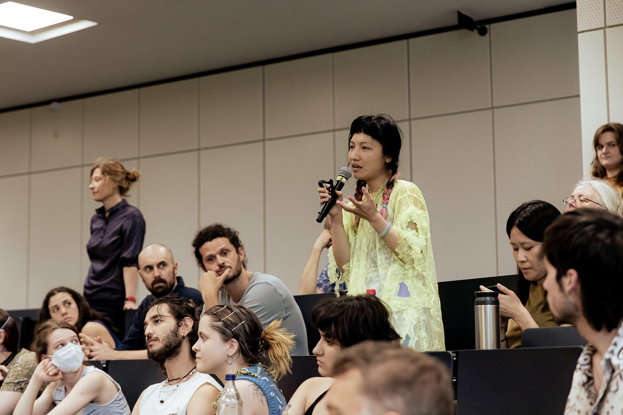 Nach dem etwa einstündigen Vortrag beantwortete Rosi Braidotti Fragen aus dem Publikum.