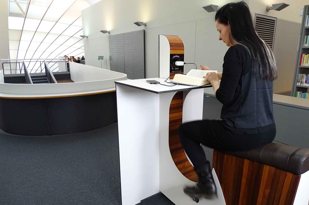 Janet Wagner, Angestellte an der Philologischen Bibliothek.