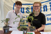 Philipp und Teresa beantworten am Infostand alle Fragen rund um die Initiative Sustain It! und verschenken Tomatenpflanzen aus dem Uni-Garten.