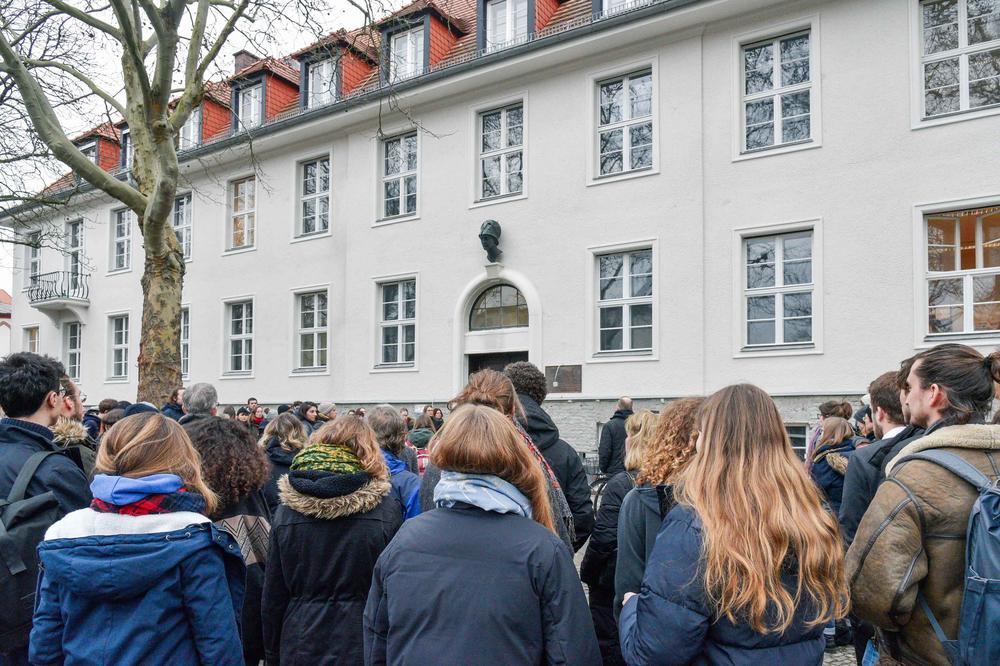 Jedes Jahr am 27. Januar, dem Tag der Befreiung von Auschwitz, wird vor dem Gebäude Ihnestraße 22 in Berlin-Dahlem an die NS-Verbrechen erinnert. (Foto: 27. Januar 2020)