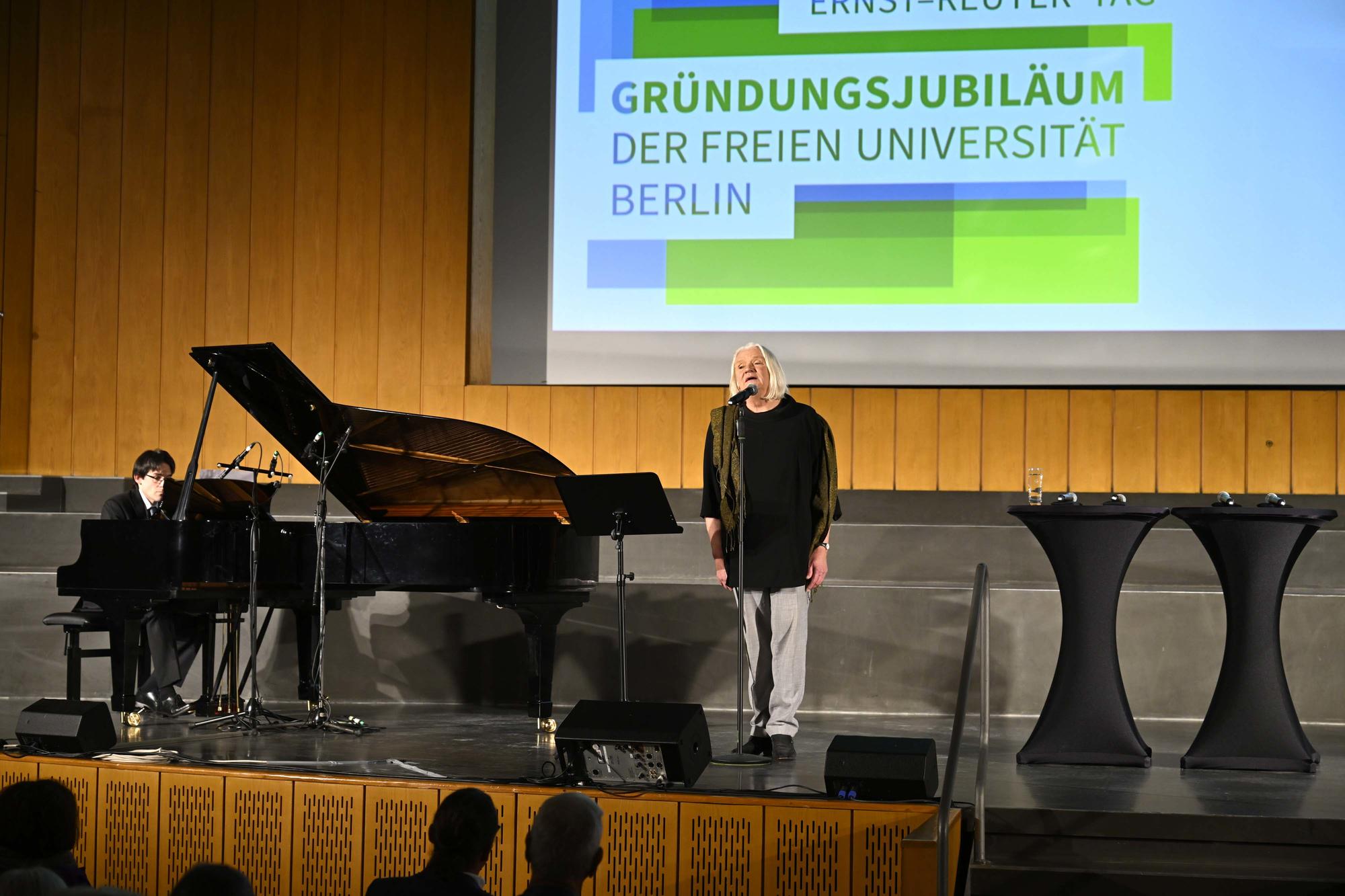 „Mehr ist mehr“ ist Georgette Dees Devise. Die Diseuse steht auf zahlreichen Bühnen. Nun sang sie auch im Audimax der Freien Universität Berlin.