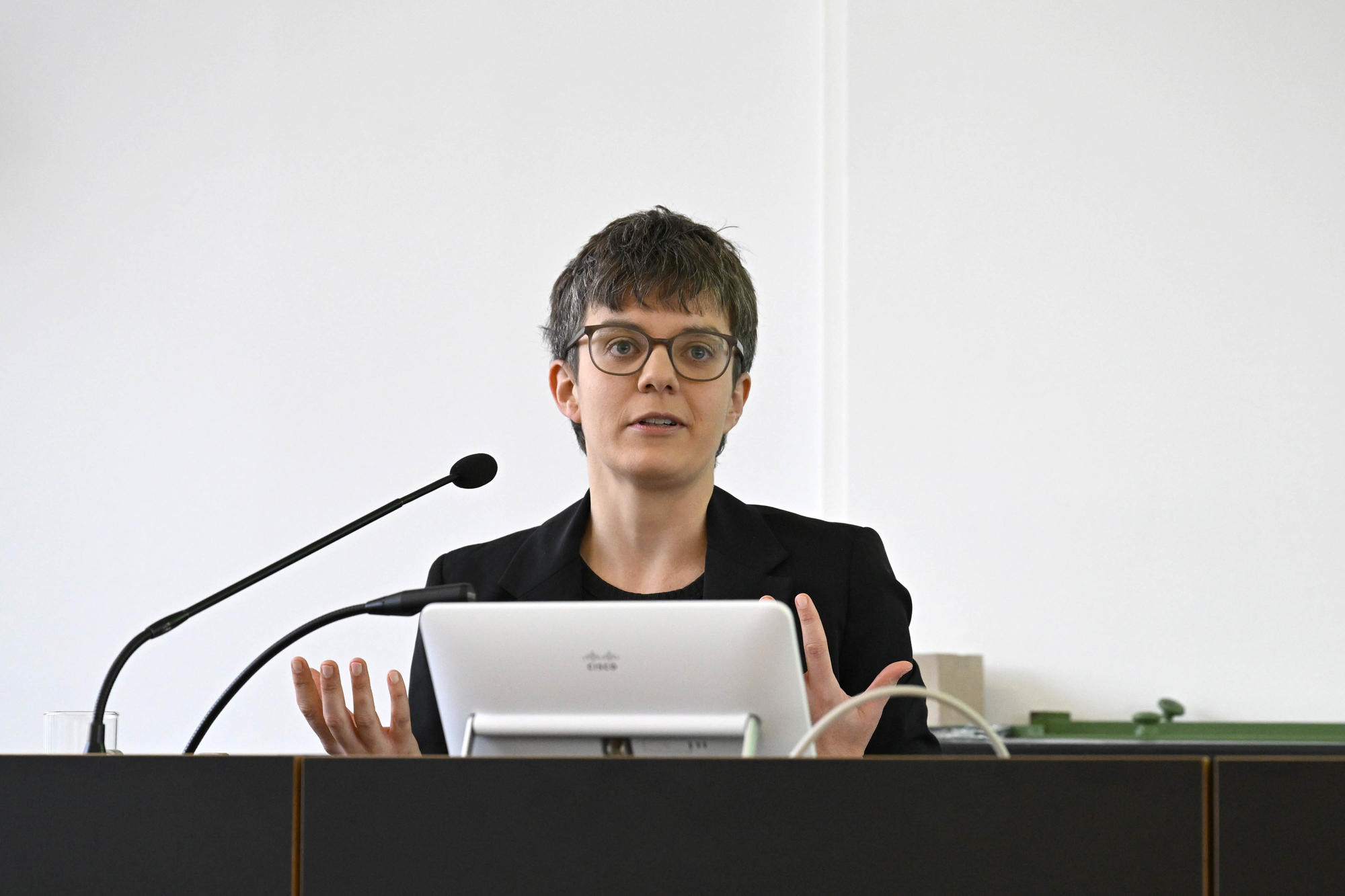 Lea Schneider wurde für ihre literaturwissenschaftliche Dissertation über „Radikale Verletzbarkeit als feministische Schreibstrategie“ mit einem Ernst-Reuter-Preis ausgezeichnet. Sie hielt die Dankesrede stellvertretend für alle Preisträger*innen.