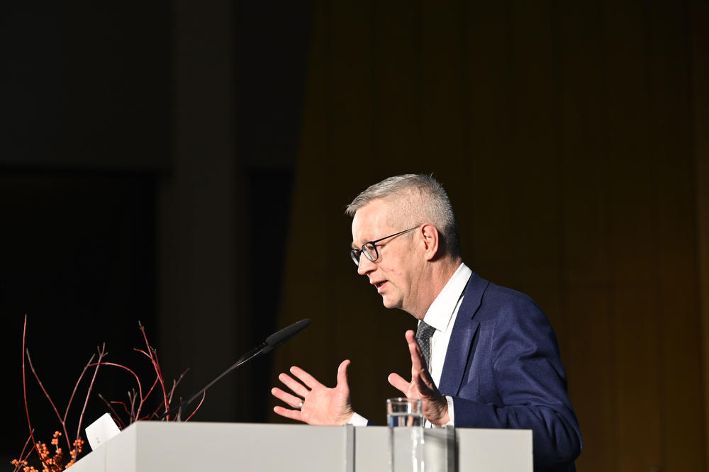 Universitätspräsident Prof. Dr. Günter M. Ziegler begrüßte zum Festakt. Er stellte auch das neue digitale FU-Lexikon vor – eine Kooperation der Universitätsbibliothek mit dem Universitätsarchiv: https://lexikon.fu-berlin.de