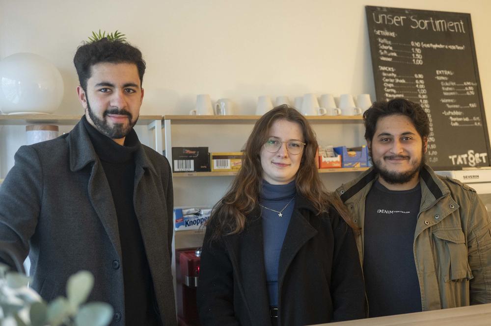 So geht Teamarbeit: Das Café Tatort haben Ali Sahan (l.), Jacqueline Göbel vom Team Tatort und Jubin Araee, Sprecher der Jura-Fachschaft, in Eigeninitiative komplett renoviert.