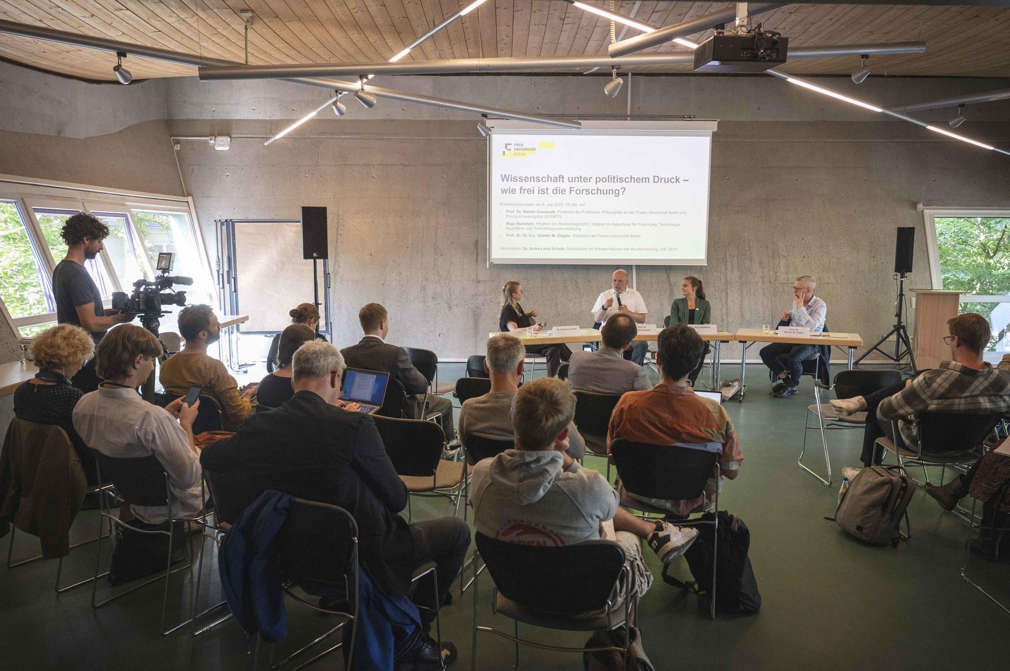 Die Podiumsdiskussion fand im Rahmen des Semesterschwerpunkts Wissenschaftsfreiheit statt.