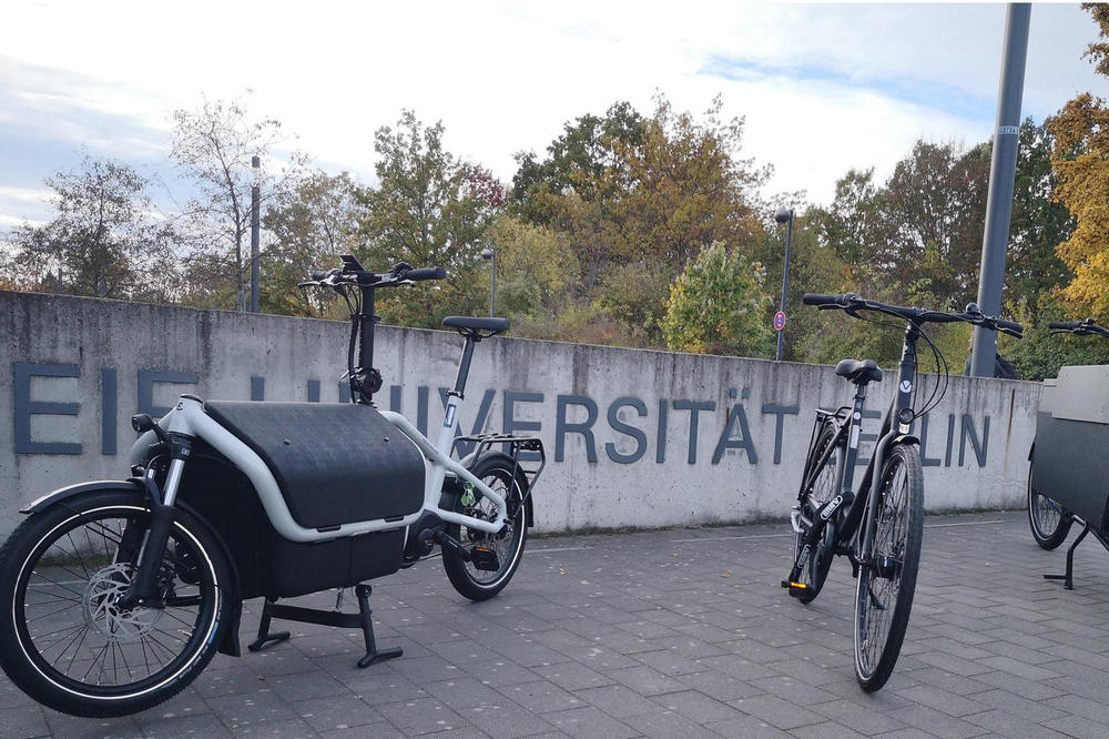 Zwei von 53 neuen Diensträdern auf dem Campus