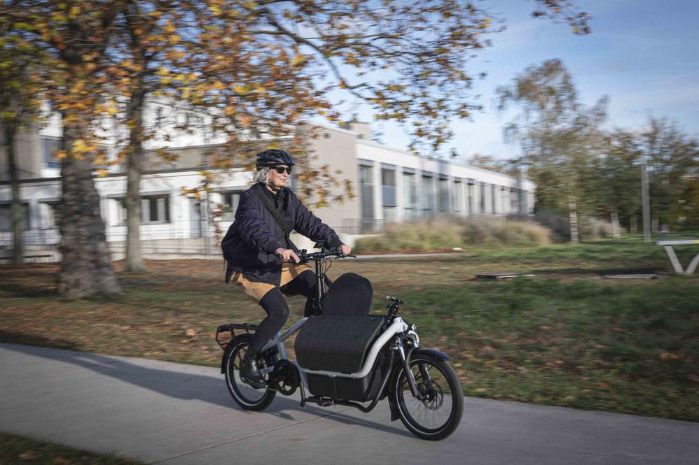 Probefahrt mit Perspektive: Marion Kuka, Stabsstelle Kommunikation und Marketing und am Fachbereich BCP für Öffentlichkeitsarbeit zuständig, muss oft zwischen den beiden Standorten hin- und herfahren.