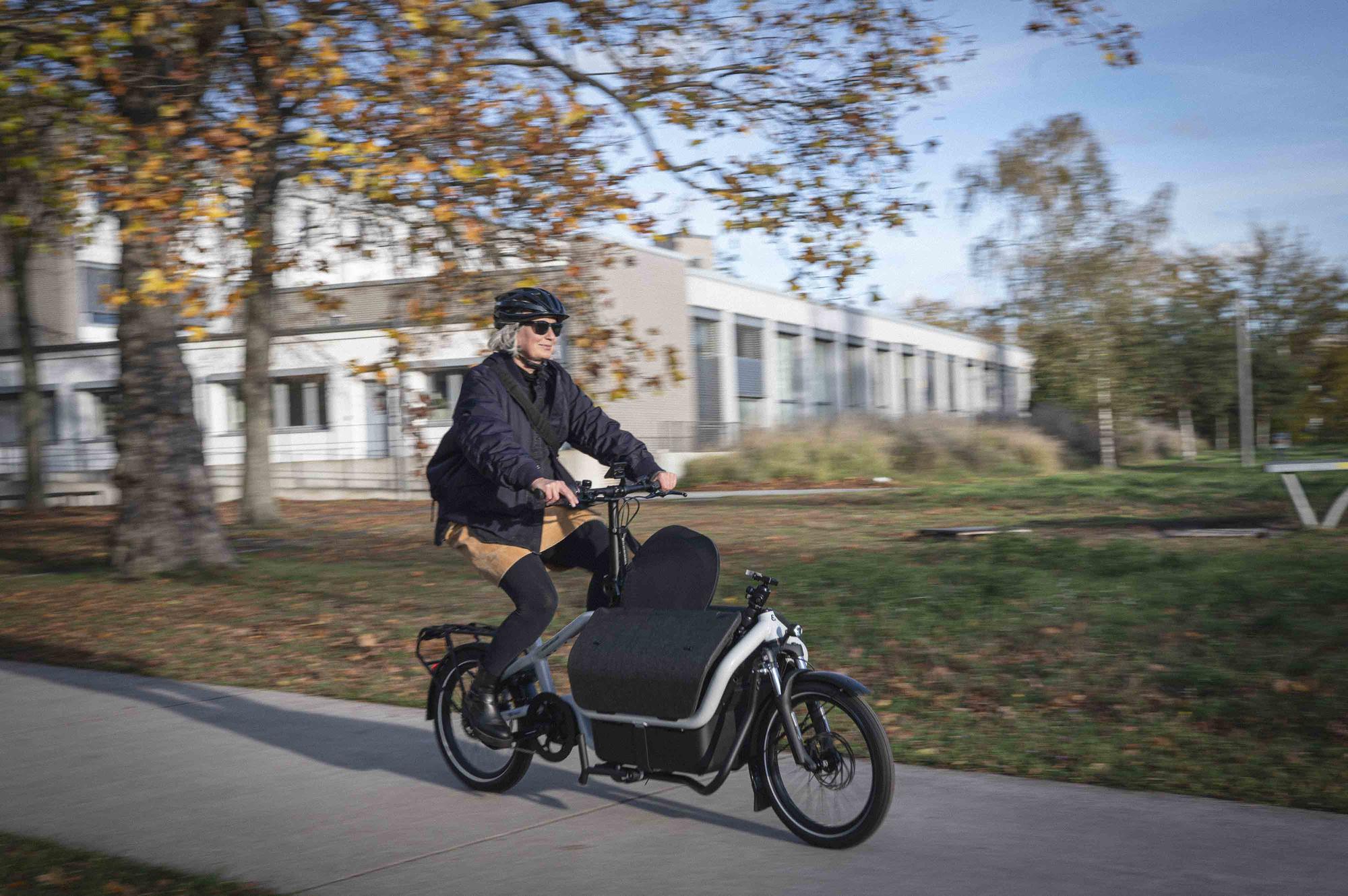 Probefahrt mit Perspektive: Marion Kuka, Stabsstelle Kommunikation und Marketing und am Fachbereich BCP für Öffentlichkeitsarbeit zuständig, muss oft zwischen den beiden Standorten hin- und herfahren.