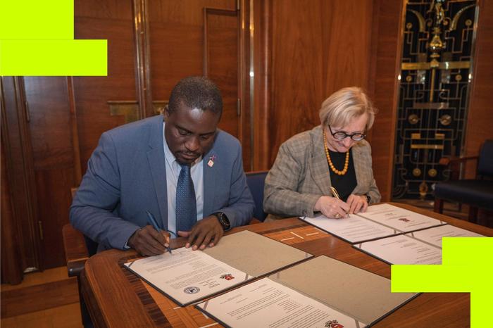 Der Vice Chancellor der University of Namibia, Prof. Dr. Kenneth Matengu, und die Erste Vizepräsidentin der FU Berlin, Prof. Dr. Verena Blechinger-Talcott, unterzeichnen im Goldenen Saal im Präsidium der FUB das Memorandum of Understanding.