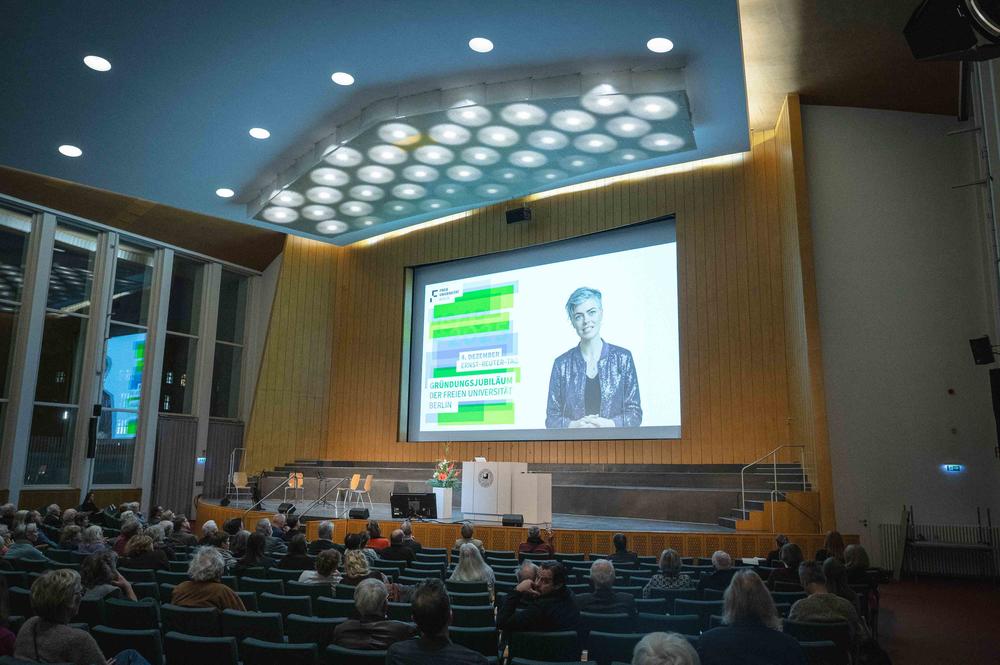 Experimentell: Eine mit KI entworfene Moderatorin führte durch den Ernst-Reuter-Tag.