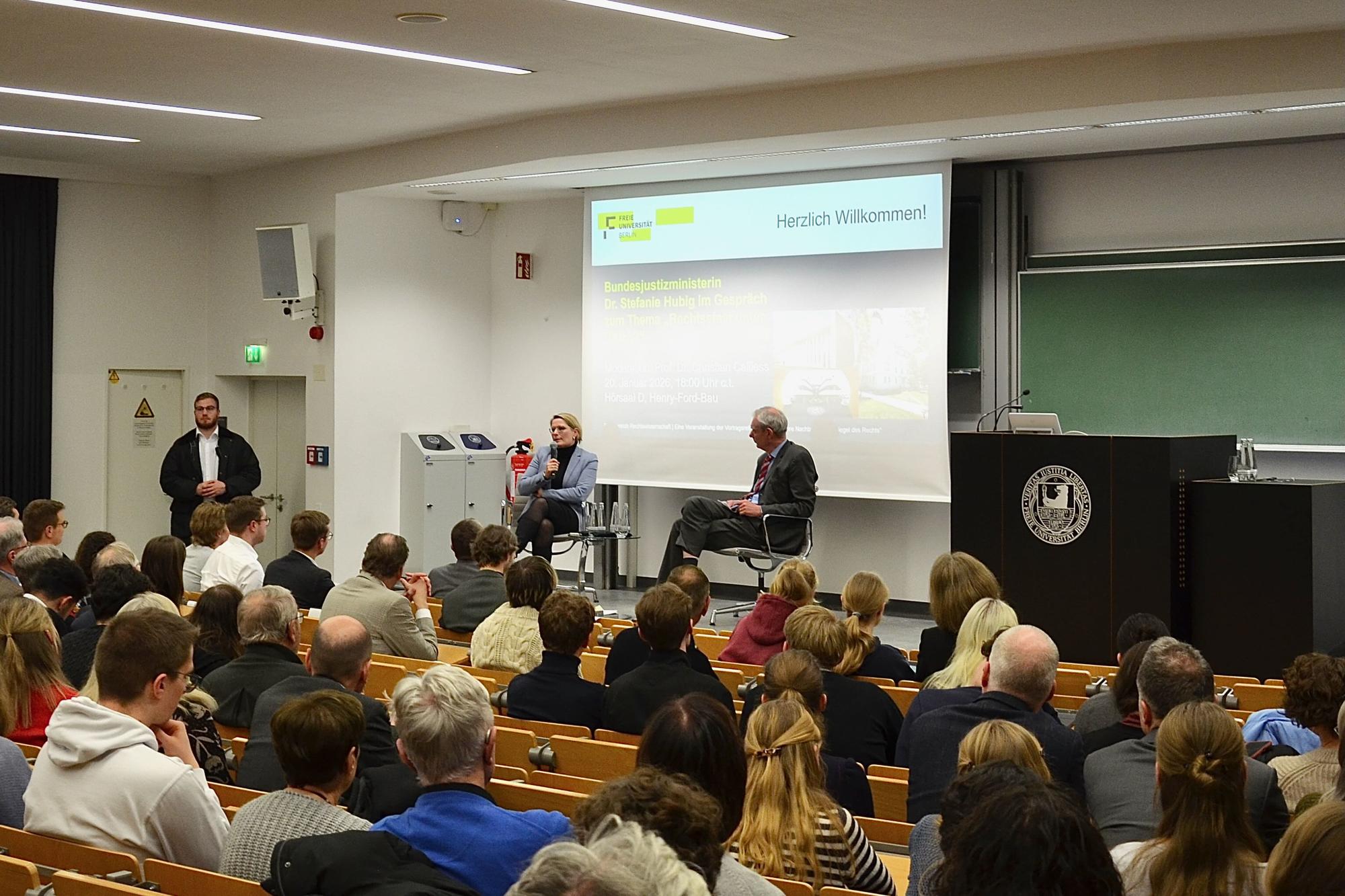 Die Ministerin und Christian Calliess, Professor für Öffentliches Recht, auf dem Podium