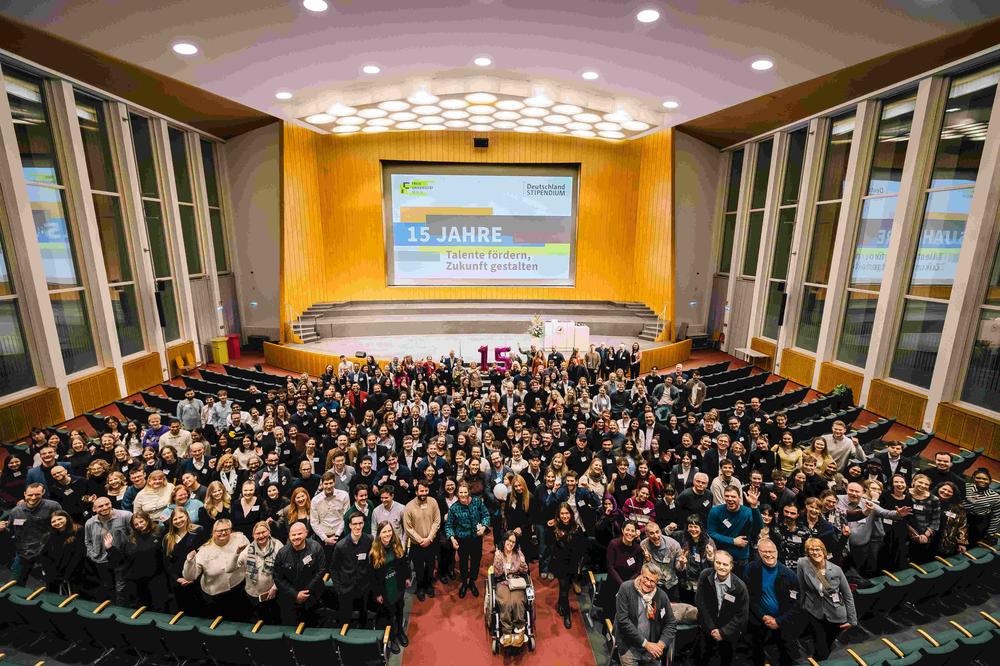 Stipendiat*innen des Deutschlandstipendiums mit ihren Fördernden auf der Stipendienfeier 2026.