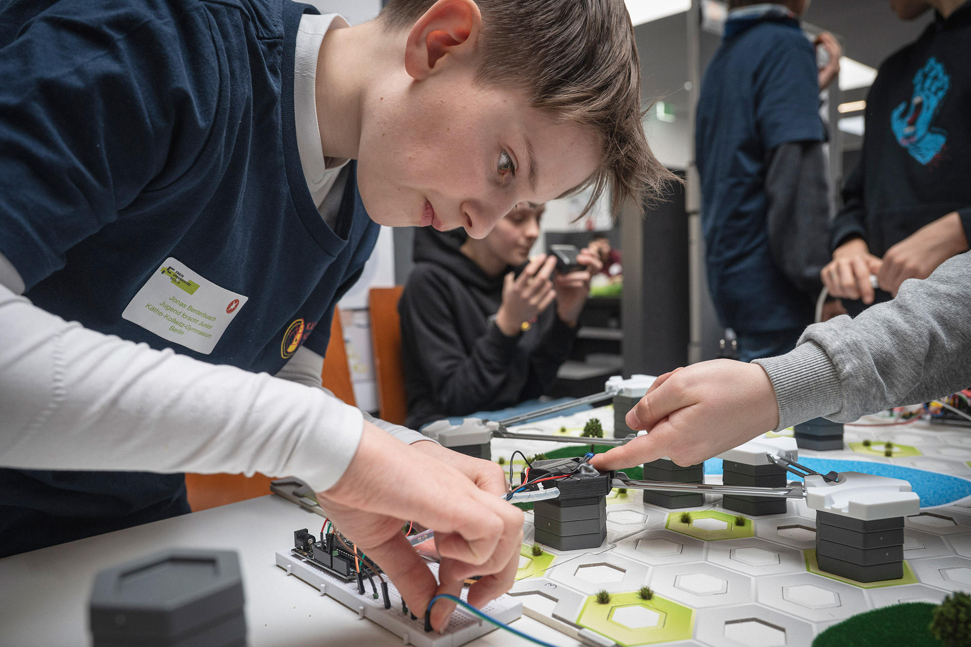 Fragen, werkeln, experimentieren, messen – die richtigen Schlüsse daraus ziehen und präsentieren: So funktioniert Forschung.