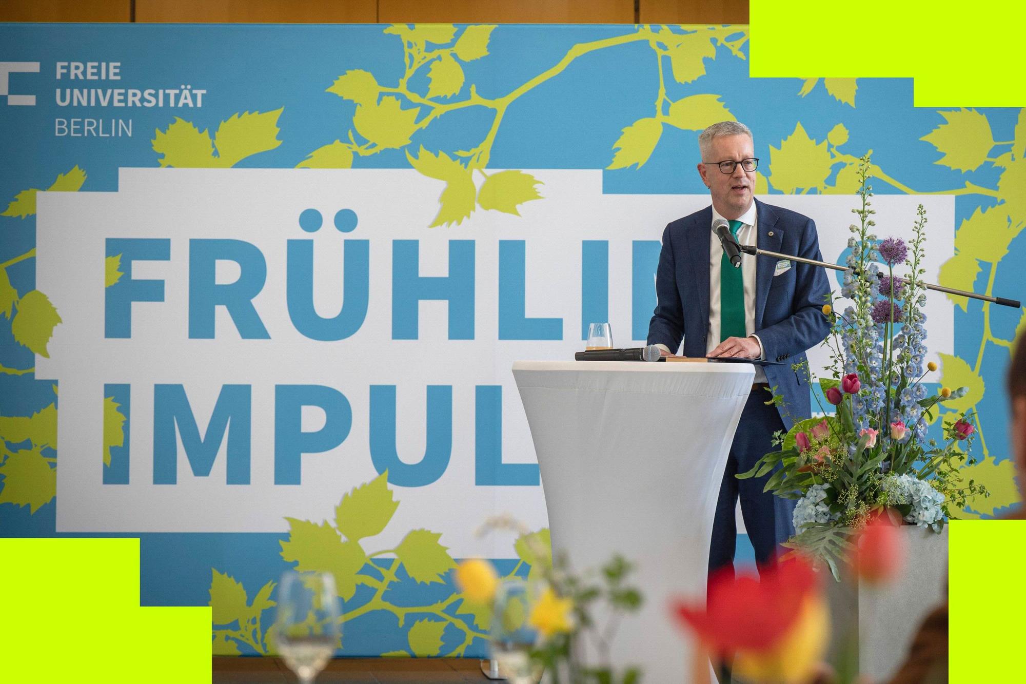 Universitätspräsident Professor Günter M. Ziegler begrüßt die Gäste beim Jahresempfang „Frühlingsimpulse“ im Henry-Ford-Bau.