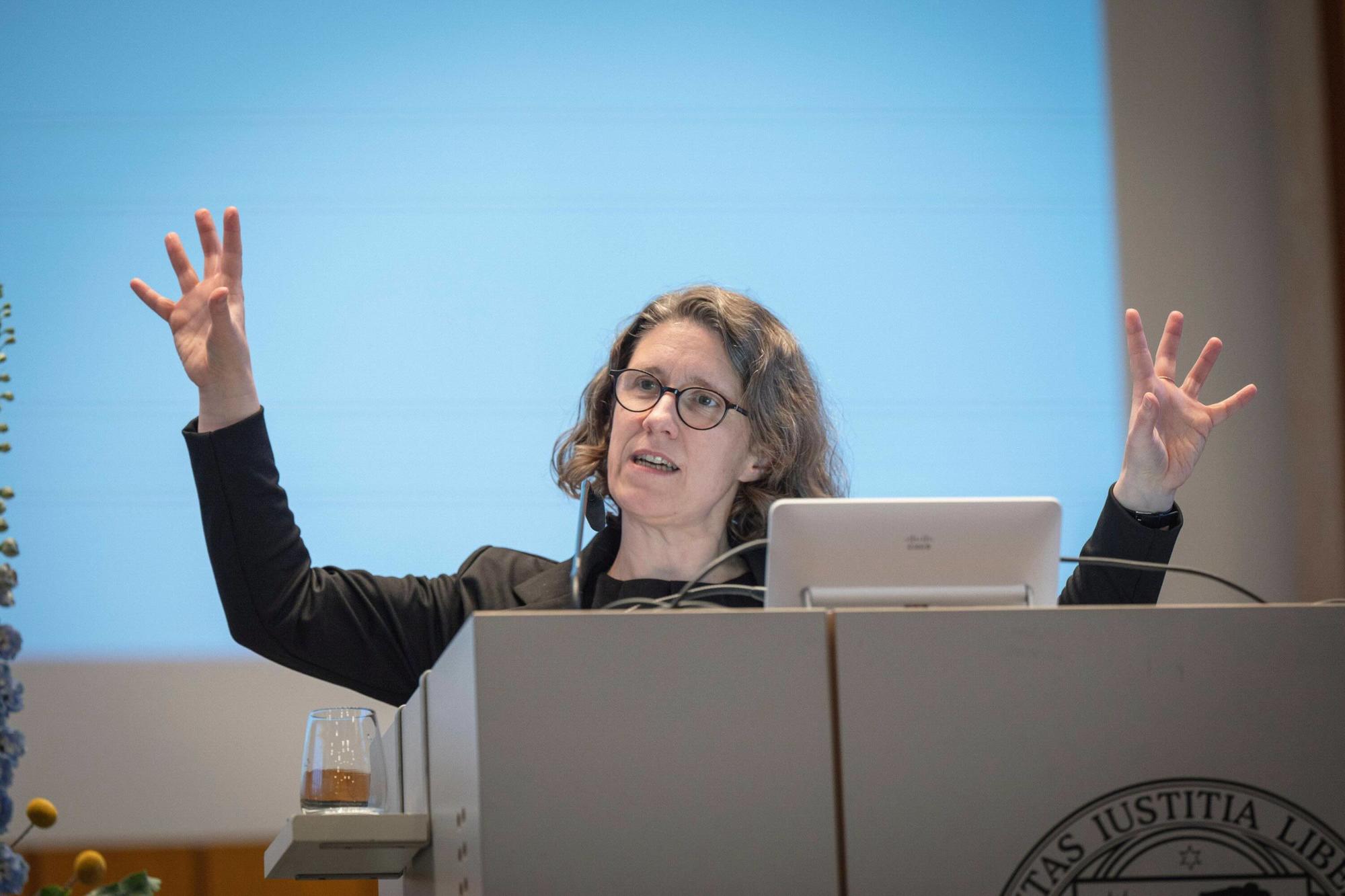 Die Leibniz-Preisträgerin Barbara Vetter hält die Leibniz Lecture im Max-Kade-Auditorium.
