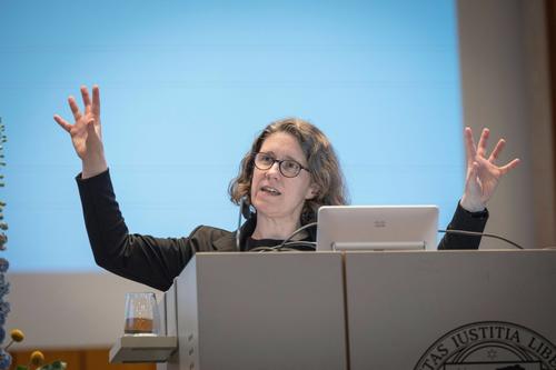 Die Leibniz-Preisträgerin Barbara Vetter hält die Leibniz Lecture im Max-Kade-Auditorium.