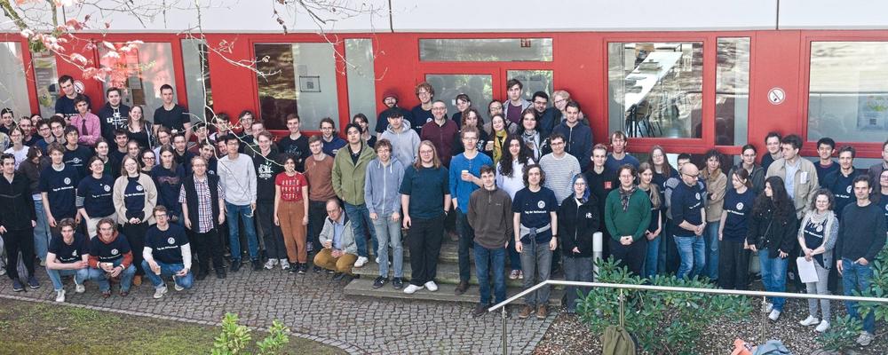 Das Korrekturteam vor dem Pi-Gebäude
