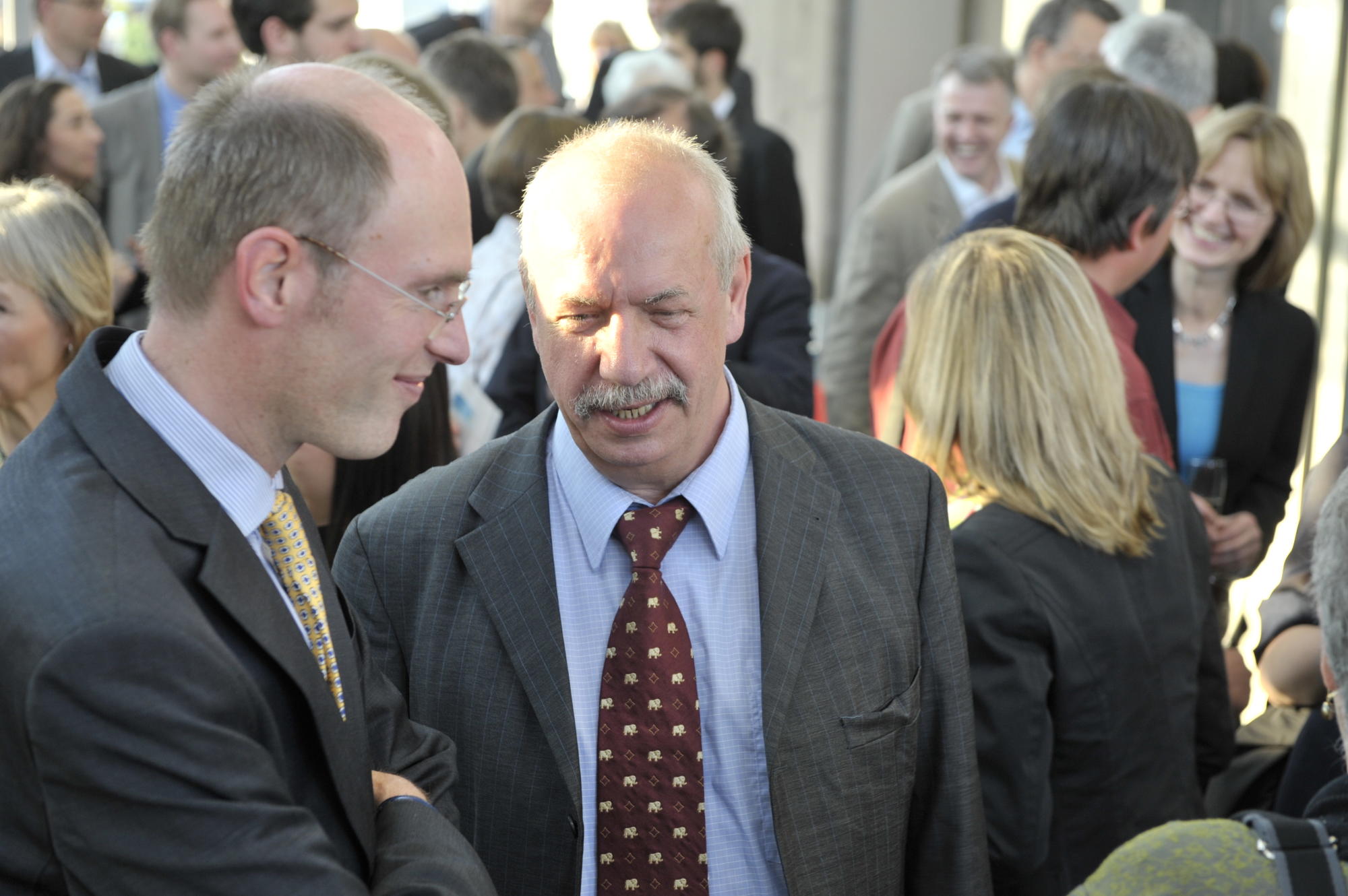 Im Gespräch vertieft: Prof. Dr. Peter-André Alt und Dr. Lutz Mez (re.).