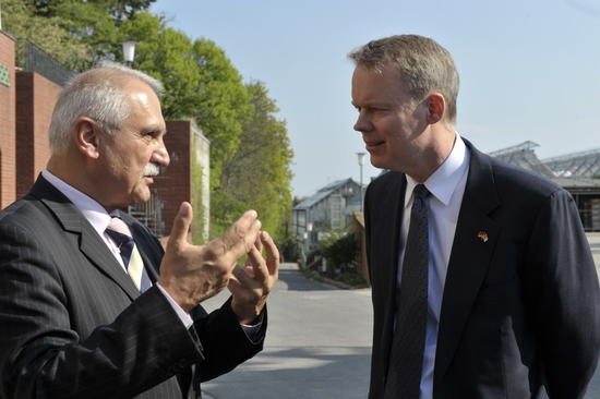 Peter Lange, Kanzler der Freien Universität, im Gespräch mit dem Gesandten der US-Botschaft, Greg Delawie (re.).