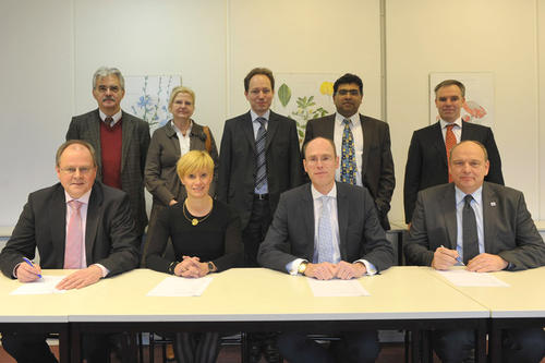 Hinten: M. Ballauff, M. Schäfer-Korting, A. Lendlein, V. P. Shastri, R. Haag; vorne: M. Ganß, A. Kaysser-Pyzalla, P.-A. Alt, J. Rühe