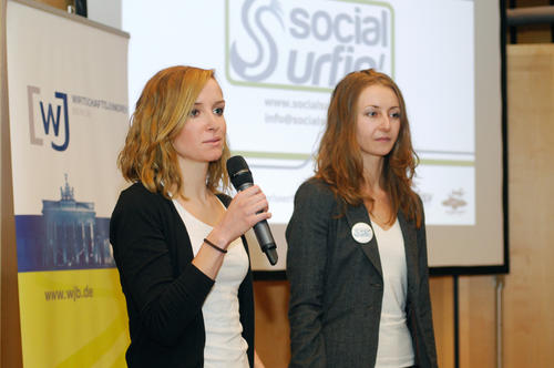 Katharina Bannicke (links) und Svetlana Poznyak sind „Social Surfin“. Mit ihrer Idee begeisterten sie das Publikum und räumten den Pressepreis ab.