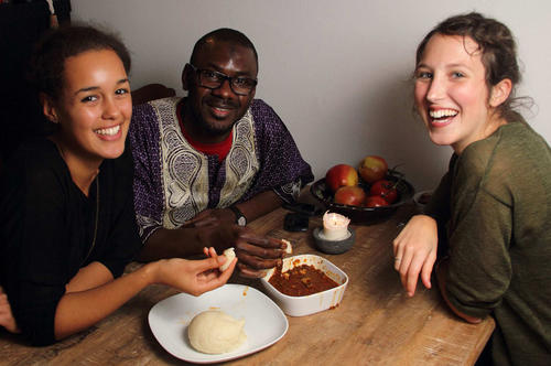 Auch dieses Rezept ist im Kochbuch zu finden: Bontu und Ninon kochen mit Nasir das Gericht Kupewa, eine Soße aus Fisch und Gemüse, die mit der in Westafrika typischen Teigmasse Tô gegessen wird.