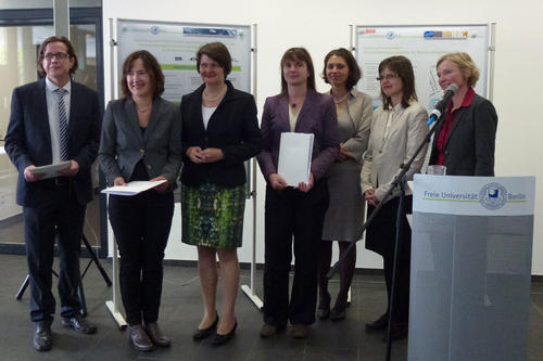 Übergabe der Förderbescheide an die Projektpartner von VetMAB durch die Parlamentarische Staatssekretärin Dr. Maria Flachsbarth (BMEL).