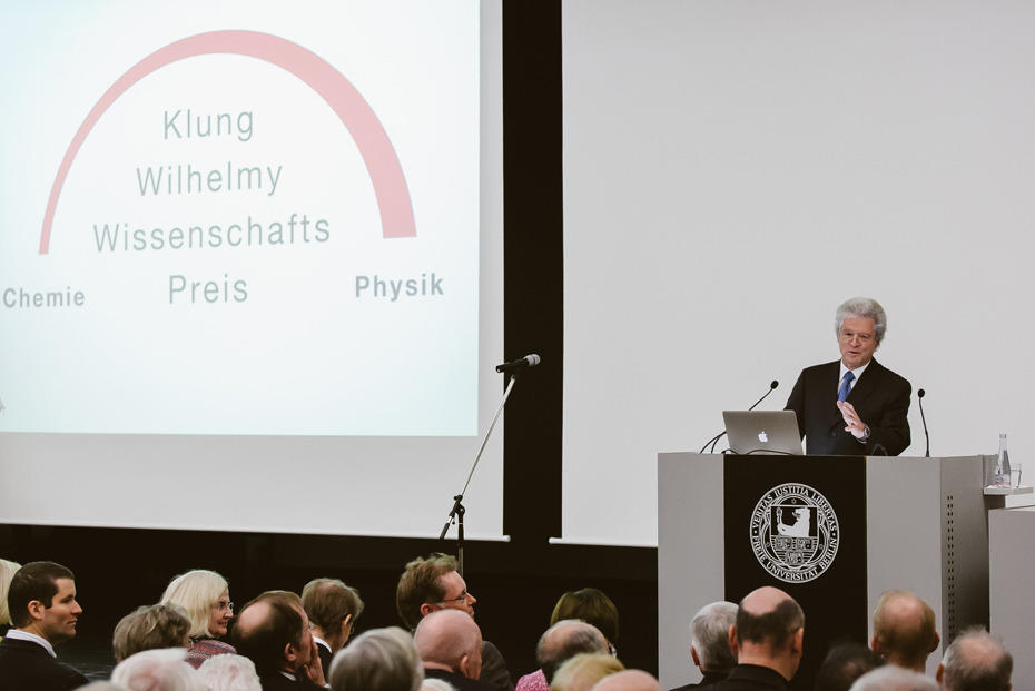 Lothar Wilhelmy, Vorstand der Dr. Wilhelmy-Stiftung, würdigte die herausragenden Leistungen des diesjährigen Preisträgers zur Erforschung der Elektronenbewegung in Molekülen auf der Attosekunden-Zeitskala.