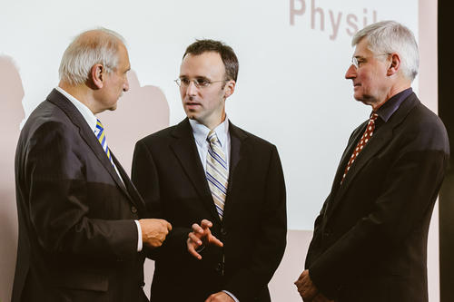 Der Kanzler der Freien Universität Berlin, Peter Lange, im Gespräch mit dem Preisträger Hans Jakob Wörner und Professor Hans-Ulrich Reißig, Vorsitzender der Kommission für Chemie an der Freien Universität Berlin (v.l.n.r.).