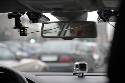 Prof. Dr. Daniel Göhring ist der Sicherheitsfahrer. Er greift ein, sollten die Kameras etwas übersehen.