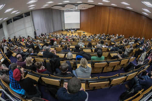 Auch ohne Gitarre und Gesang war der Besuch Biermanns ein Ereignis, das ein großes Publikum anlockte.