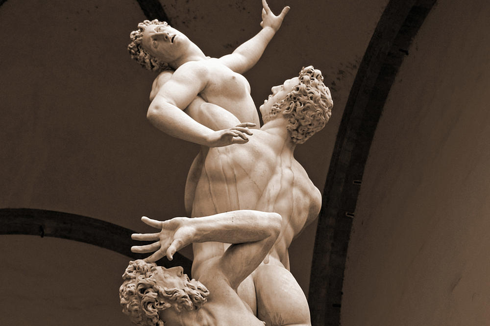Raub der Sabinerinnen: Die Marmorgruppe in Florenz stammt von Giovanni da Bologna, genannt Giambologna, und ist in der zweiten Hälfte des 16. Jh. entstanden.