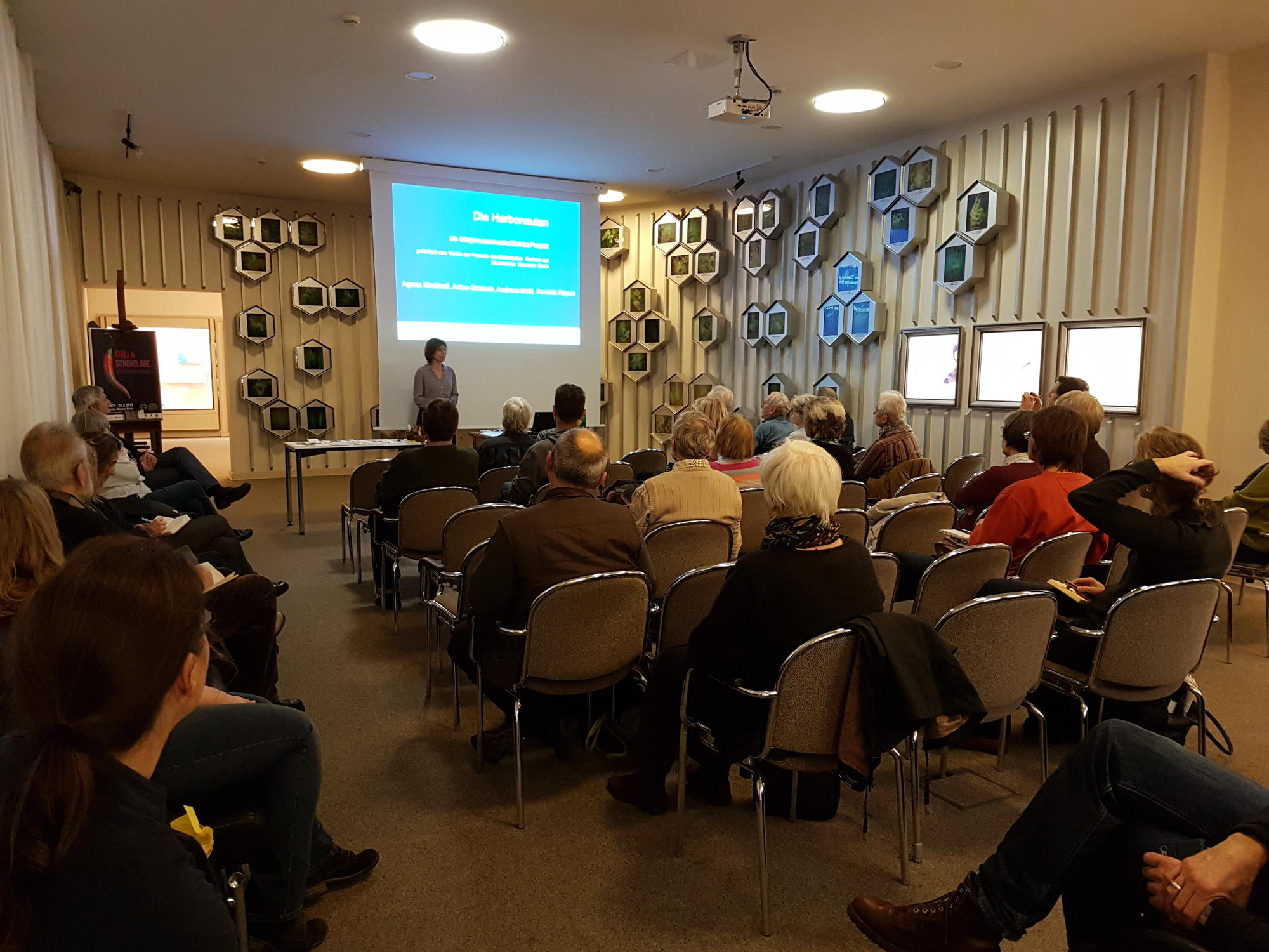 Kraft ihrer Schriftkenntnisse oder aus reiner Neugier möchten die Teilnehmerinnen und Teilnehmer des Herbonauten-Workshops sich an der wissenschaftlichen Entdeckung der Welt beteiligen.