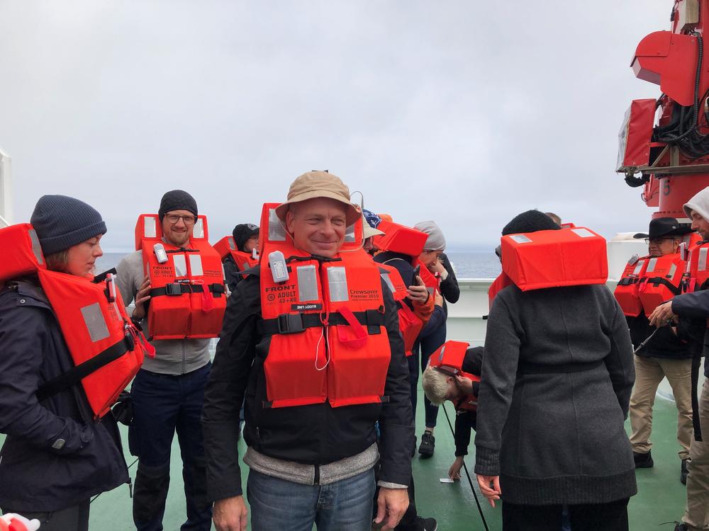 Sicherheitsübung: Die Schwimmwesten werden unter den Betten in den Kabinen gelagert.