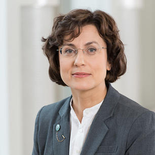 Anna Gorbushina ist Professorin für Geomikrobiologie an der Freien Universität und Vizepräsidentin der BAM, wo sie auch die Abteilung „Materialien und Umwelt“ leitet.